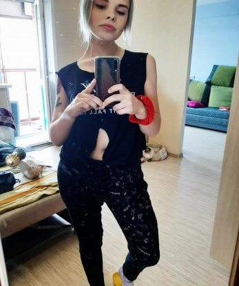 Живу в Москве, городе страсти и возможностей. Мои услуги - настоящая наслада для тебя: массаж, эротический танец, игры ролевые. Гарантирую полное удовлетворение 🌟. Отзывы моих клиентов говорят о великолепном опыте, который я подарю тебе. Посмотри мои фото в профиле, они подтвердят все, что я умею. Со мной ты окунешься в мир наслаждения и избавишься от суеты и стресса. Жду тебя, чтобы сделать нашу встречу незабываемой 👄💋. 11080, 20 лет